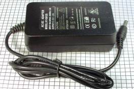 Блок питания импульсный 13,5V 2A настольный, шт.2,5*5,5мм,