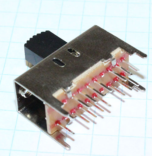 Переключатель движковый (ползунковый) 8*2pin DIP 3полож. (I-O-I) 22х9.5х10мм, Hручки =10мм SS-43D01GP вертик.