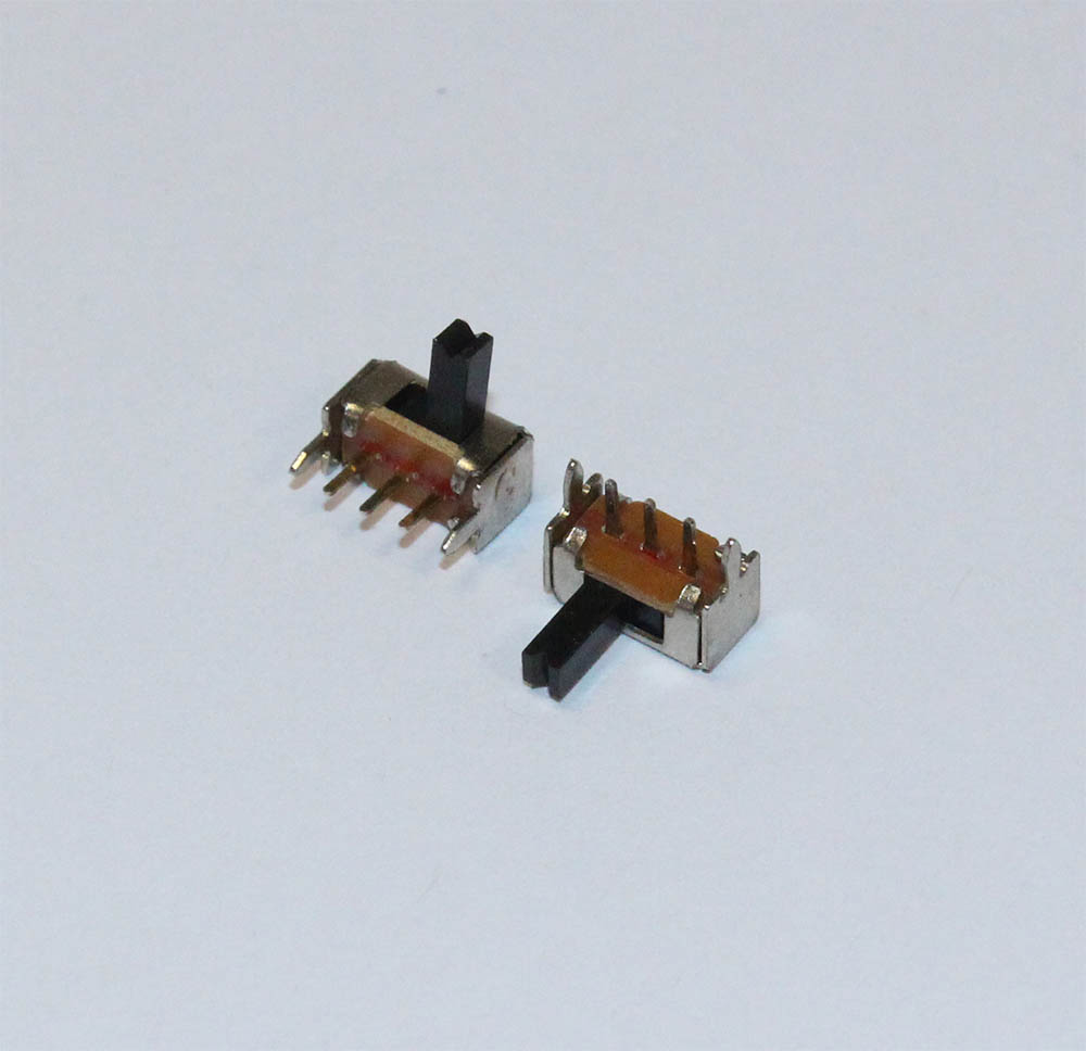 Переключатель движковый (ползунковый) 3pin DIP, под 90° к ручке 8,6*4,3*4,7мм, Hручки-5мм